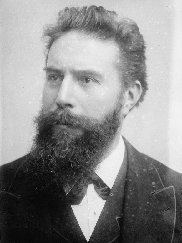 Wilhelm Conrad Röntgen zog die Kutsche dem Automobil vor.
https://commons.wikimedia.org/wiki/File:Prof._Roentgen_LCCN2014685672.tif