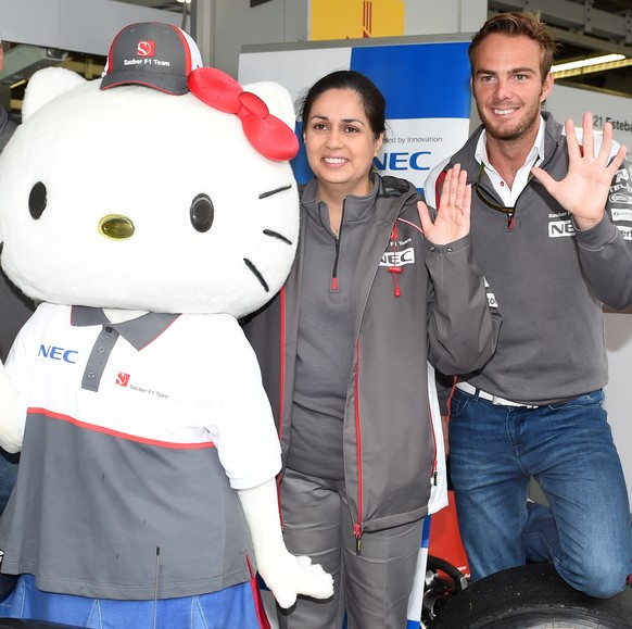 Da hatten sie noch zu lachen: Teamchefin Monisha Kaltenborn und Giedo van der Garde letzten Herbst mit der Kunstfigur Hello Kitty.