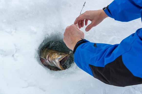 Rauszeit Things to do im Winter Melchsee-Frutt Eisfischen