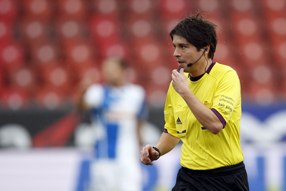 Schiedsrichter Pascal Erlachner beim Fussball Meisterschaftsspiel der Super League zwischen dem Grasshopper Club Zuerich und dem FC Aarau am Sonntag, 9. Februar 2014, im Letzigrund Stadion in Zuerich. ...