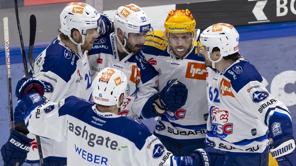 L&#039;attaquant des ZSC Denis Hollenstein #91 celebre son but avec ses coequipiers l&#039;attaquant Tommi Kivistoe gauche, le defenseur Yannick Weber #6, le top Scorer PostFinance des ZSC Sven Andrig ...