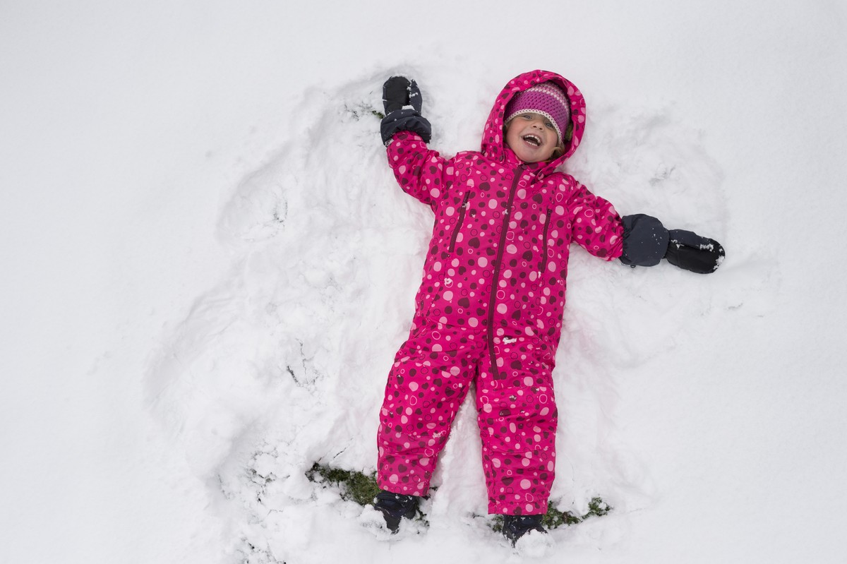 Ramona macht einen Schnee-Engel in Churwalden. Ab Samstag dürfte dies auch im Flachland möglich sein.&nbsp;