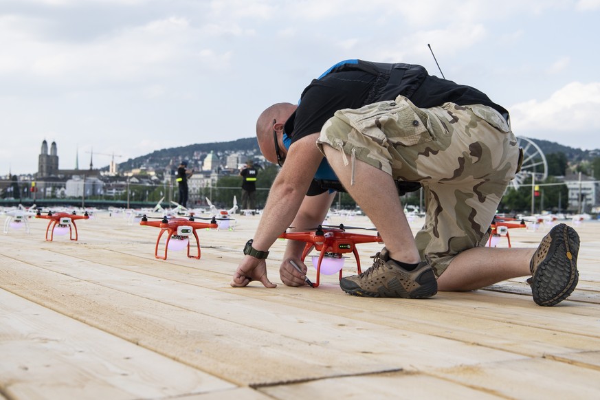 Mitarbeiter testen und kalibrieren die Drohnen fuer einen Testflug fuer die Drohnenshow am Freitag Nacht am Zueri Faescht, aufgenommen am Dienstag, 2. Juli 2019 auf dem Zuerichsee in Zuerich. (KEYSTON ...