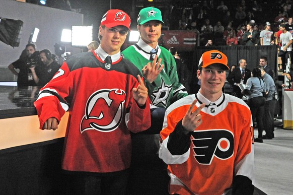 Bilder des Tages - SPORT CHICAGO, IL - JUNE 23: New Jersey Devils center Nico Hischier (left), Philadelphia Flyers select center Nolan Patrick (right), and Dallas Stars select defenseman Miro Heiskane ...