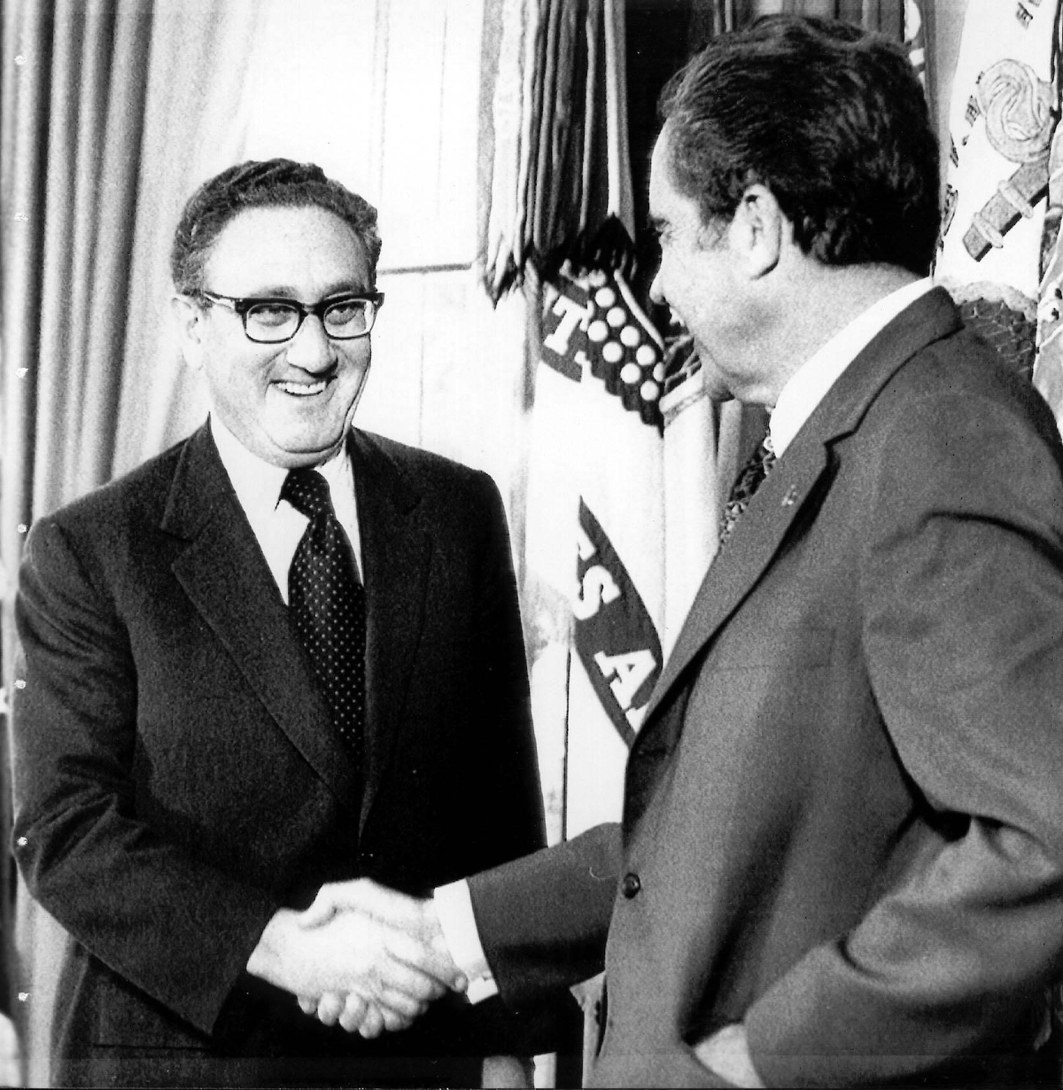 Richard Nixon gratuliert Henry Kissinger zum Friedensnobelpreis
