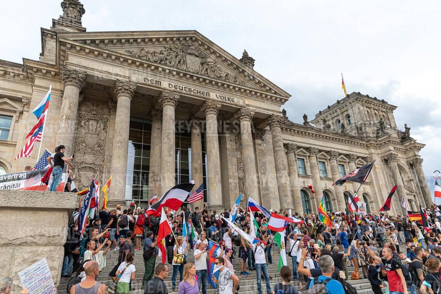 Sturm der Rechtsradikalen und Esoteriker auf den Reichstag.