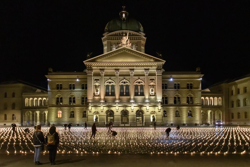Activists lit almost 12000 candles to commemorate the people who died of Corona in Switzerland, this Tuesday, December 7, 2021, on the Bundesplatz, front of the Federal Palace, in Bern, Switzerland. ( ...