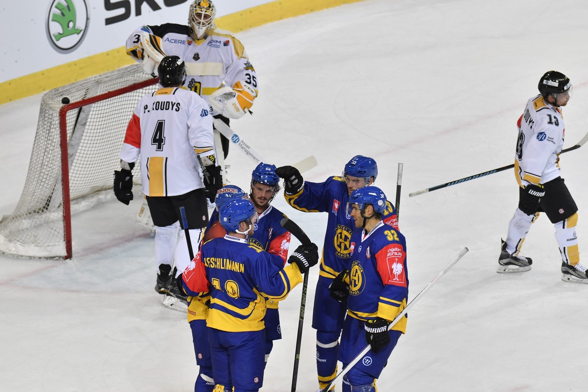 epa05500075 Davos's goal scorer Marc Aeschlimann, Andres Ambuehl, Dino Wieser, Robert Kousal (CZ) and Noah Schneeberger, from left to right, celebrate after their leading 3:1 goal, next to Rouen& ...