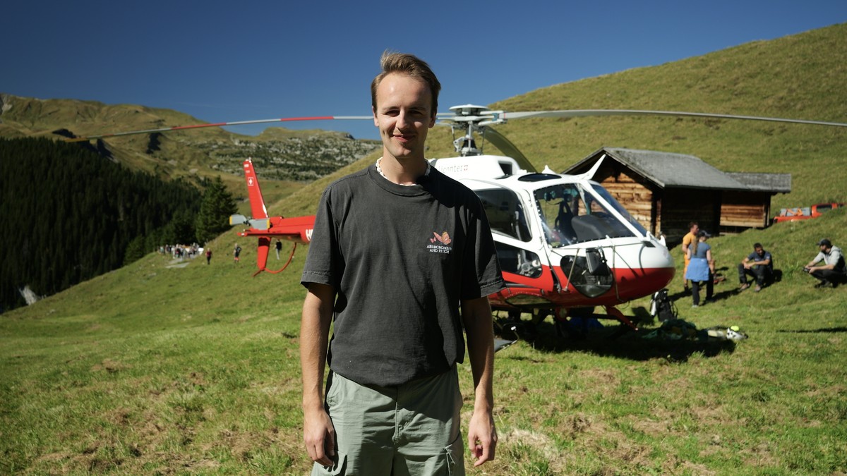-Eine-Trag-die-Wir-haben-eine-Heli-Crew-bei-einem-heiklen-Auftrag-begleitet