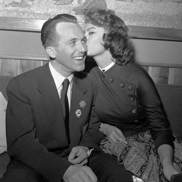 historiskebilder CORTINA, ITALIA OL i Cortina Februar 1956. Langrennsloper Hallgeir Brenden holder rundt skuespillerinne historiskebilder CORTINA, ITALIA OL i Cortina Februar 1956. Langrennsloper Hall ...