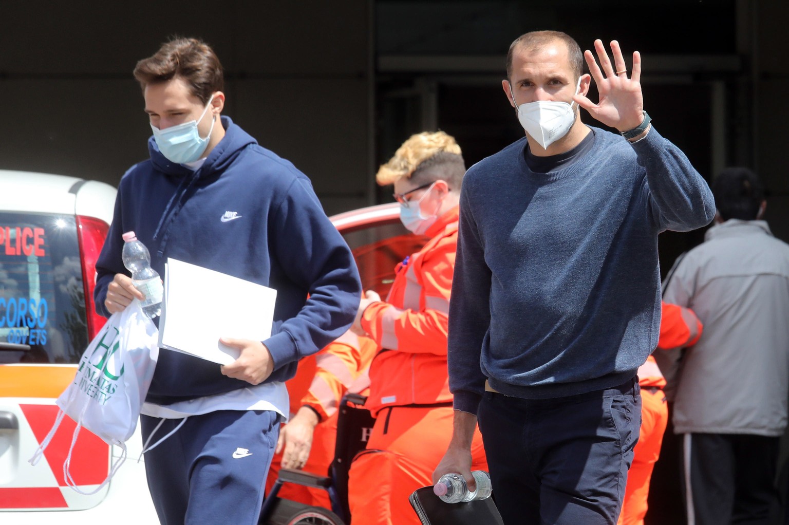 Die Juventus-Spieler Giorgio Chiellini (rechts) und Federico Chiesa anfangs Mai auf dem Weg, um sich impfen zu lassen.