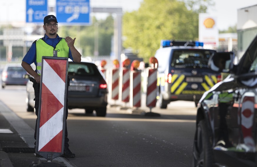 ARCHIV - ZU DEN THEMEN AN DER SOMMERSESSION DER EIDGENOESSISCHEN RAETE AM MONTAG, 17. JUNI 2019, STELLEN WIR IHNEN FOLGENDES BILDMATERIAL ZUR VERFUEGUNG - A member of the Swiss Border Guard on duty at ...