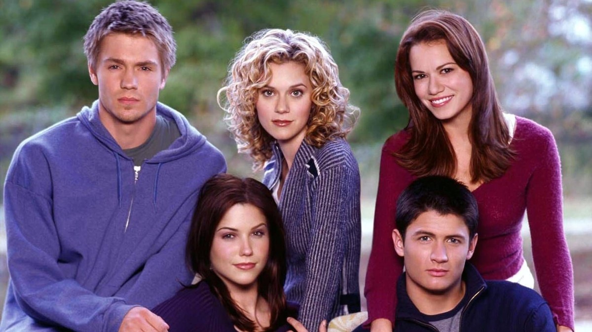ONE TREE HILL Series 4 CHAD MICHAEL MURRAY as Lucas Scott, HILARIE BURTON as Peyton Sawyer, BETHANY JOY GALEOTTI as Haley James Scott PUBLICATIONxINxGERxSUIxAUTxONLY Mandatory credit line: Image court ...