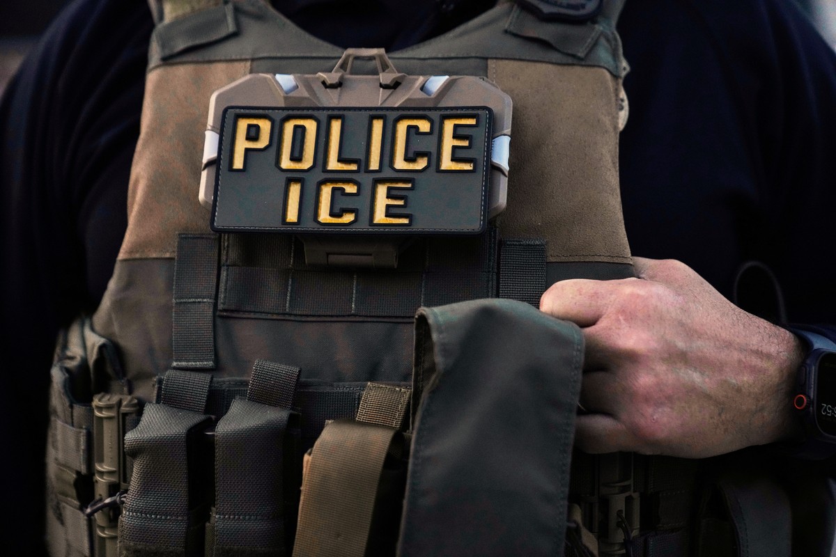 FILE - A U.S. Immigration and Customs Enforcement agent is seen in Park Ridge, Ill., Sept. 19, 2025. (AP Photo/Erin Hooley, File)
IRS ICE Agreement