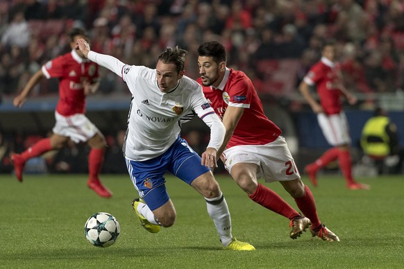 epa06369675 Basel&#039;s Luca Zuffi, left, fights for the ball against Benfica&#039;s Pizzi, right, during the UEFA Champions League Group stage Group A matchday 6 soccer match between Portugal&#039;s ...