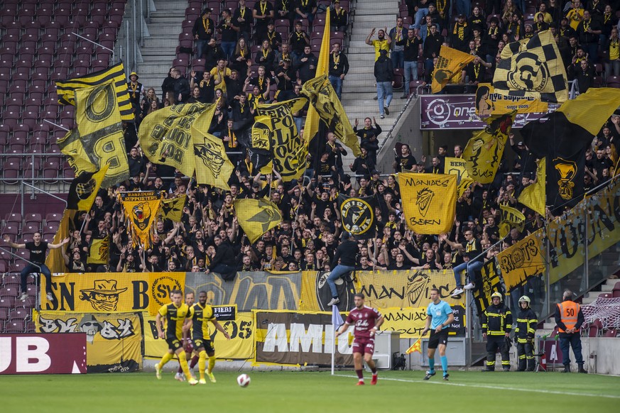 Les supporters bernois encourage leur equipe, lors de la rencontre de football de Super League entre le Geneve Servette FC et le BSC Young Boys, ce dimanche 3 octobre 2021 au stade de Geneve. (KEYSTON ...