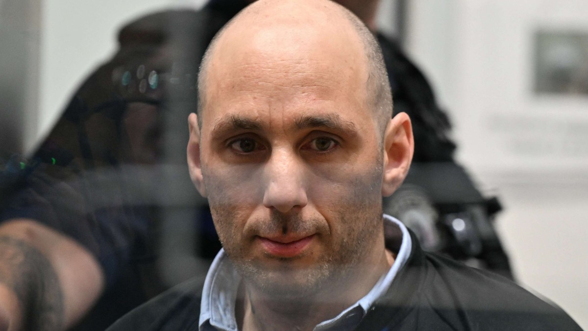 Cédric Jubillar est photographié dans la salle d'audience du tribunal correctionnel du Tarn à l'ouverture du procès pour le meurtre de sa femme Delphine Jubillar, à Albi, le 23 septembre 202 ...