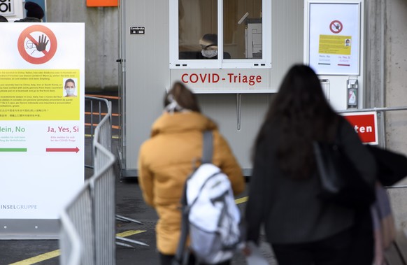 Zwei Personen kommen zur COVID-Triage waehrend einer Pressekonferenz ueber den Coronavirus (COVID-19) und die Massnahmen, welche die Insel Gruppe ergriffen hat, am Freitag, 28. Februar 2020 im Inselsp ...