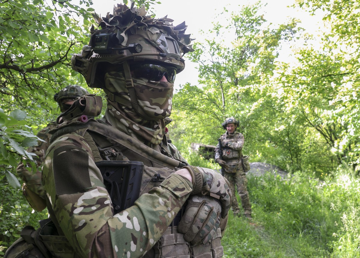 KEYPIX - epa13003124 A Serviceman of the 13th Khartiia Brigade of the National Guard of Ukraine takes part in a tactical training exercise on a shooting range at an undisclosed location in the Kharkiv ...