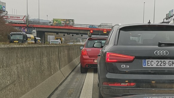 Die Auswirkungen auf den Verkehr waren massiv: Vier von fünf Fahrspuren seien blockiert gewesen, hiess es auf Anfrage.