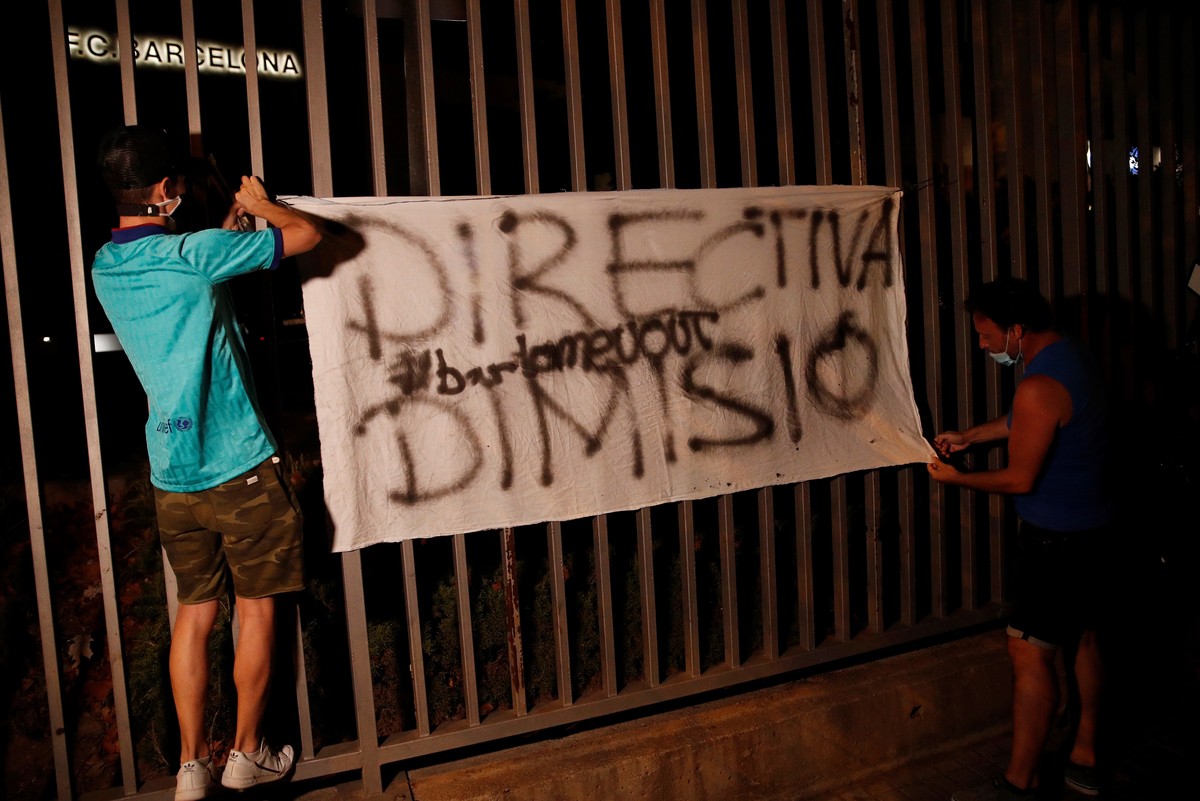 epa08625632 Dozens of FC Barcelona fans gather outside Camp Nou Stadium to demand the resignation of the club's president, Josep Maria Bartomeu, after Argentinian star Lionel Messi stated via fax ...