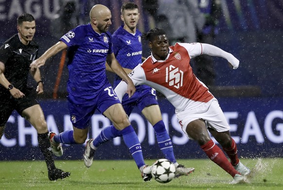 epa11638583 Breel Embolo (R) of Monaco in action against Petar Sucic (L) of Dinamo during the UEFA Champions League match between Dinamo Zagreb and Monaco in Zagreb, Croatia, 02 October 2024. EPA/ANTO ...