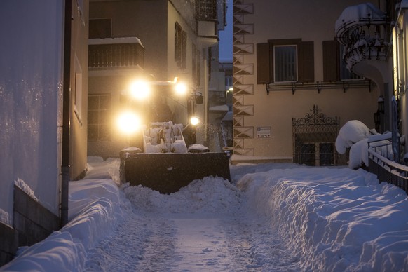 Schneeraeumung bei starkem Schneefall in St. Moritz, am Samstag, 5. Dezember 2020. (KEYSTONE/Alexandra Wey)