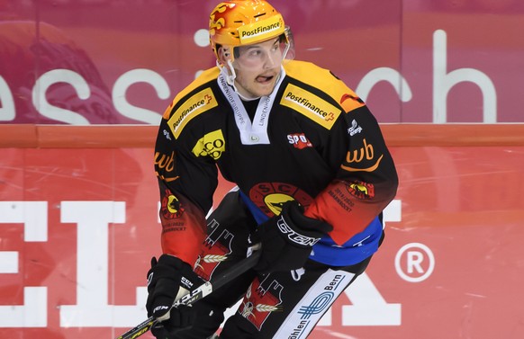 Berns Topscorer Berns Ramon Untersander kaempft um den Puck, beim Eishockey Meisterschaftsspiel der National League zwischen dem SC Bern und den SCL Tigers, in der Postfinance Arena in Bern. (PPR/Anth ...