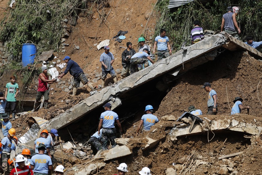 epa07026428 People continue to work during rescue and retrieval operation for landslide victims caused by Typhoon Mangkhut in Ucab village, Itogon town, Benguet Province, Philippines, 17 September 201 ...