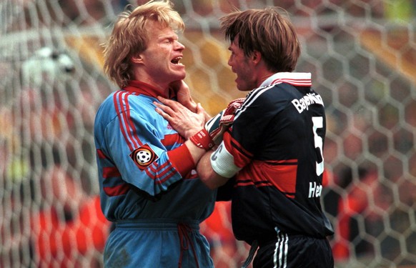 (GERMANY OUT) 15.06.1969Sportler, Fussballtorwart D(FC Bayern München)1. Bundesliga: Borussia Dortmund - BayernMünchen 2:2- Kahn und Thomas Helmer (re) (Photo by contrast/Boris Streubel/ullstein bild ...