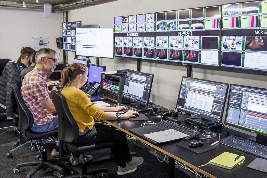 Leute arbeiten in den Studios in der Romandie von UPC MySports in Rossens am Mittwoch, 6. September 2017. (KEYSTONE/Christian Merz)