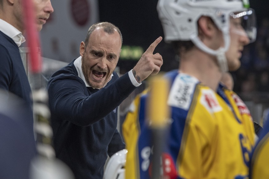 Der Head Coach von Davos, Christian Wohlwend beim Eishockey Meisterschaftsspiel in der Qualifikation der National League zwischen den ZSC Lions und dem HC Davos vom Freitag, 13. September 2019 in Zuer ...