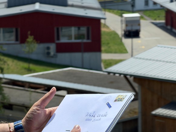 Jail Mail, Nick B. fotografiert vor dem Justizvollzug Bachtel. JVA.