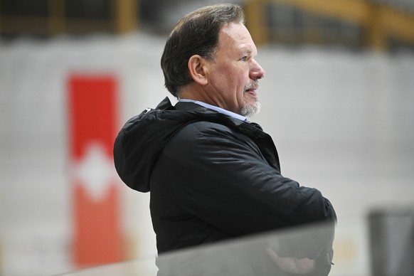 Der Schweizer head coach Colin Muller im Vorbereitungsspiel zwischen der Schweizer Damen Eishockey Nationalmannschaft und Japan, am Donnerstag, 11. November 2021, in Romanshorn. (KEYSTONE/Gian Ehrenze ...