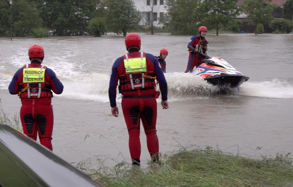 01.06.2024, Bayern, Fischach: Wasserwacht erkundet mit Jetski die Lage. Der Landkreis Augsburg hat den Katastrophenfall ausgerufen. Foto: -/tv7news/dpa +++ dpa-Bildfunk +++