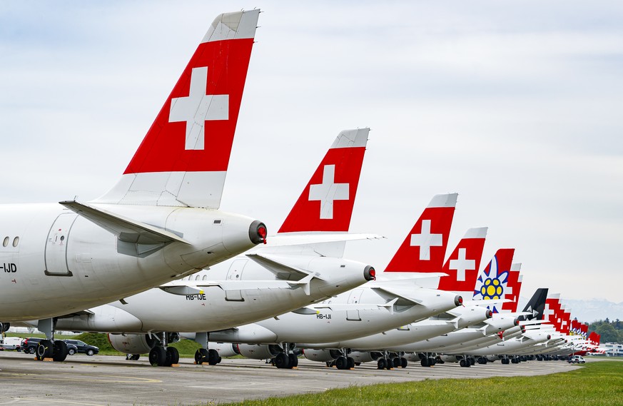 ARCHIVBILD ZUM STELLENABBAU BEI SWISS --- Grounded &quot;Swiss&quot; and &quot;Edelweiss&quot; airline airplane are pictured at the military airfield of Duebendorf, Switzerland, Tuesday, April 21, 202 ...