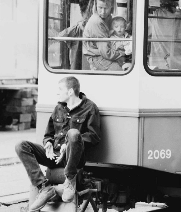 FUER LIMMATTALER TAGBLATT --- Unser Bild zeigt einen Schwarzfahrer der besonderen Art, einen Zuercher Tramsurfer (undatierte Aufnahme). (KEYSTONE/ARCHIVE)