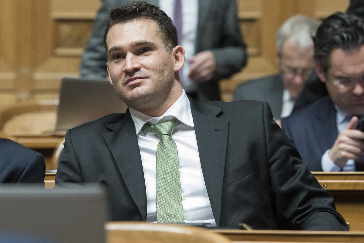 Marcel Dobler (FDP/SG) waehrend der Beratungen zu Beginn der 50. Legislatur am ersten Tag der Wintersession der Eidgenoessischen Raete, am Montag, 30. November 2015 im Nationalratssaal in Bern. (KEYST ...