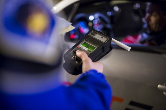 Symbolbild © KEYSTONE/Jean-Christophe Bott

Polizei-Kontrolle, Alkohol am Steuer