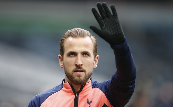 Tottenham&#039;s Harry Kane during a warm up before the English Premier League soccer match between Tottenham Hotspur and Aston Villa at the Tottenham Hotspur Stadium in London, Wednesday, May 19, 202 ...