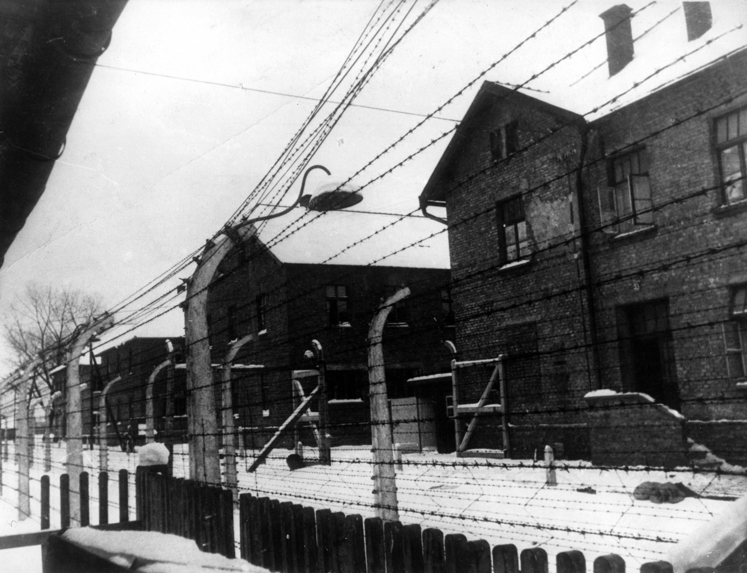 Bildnummer: 53363448 Datum: 04.02.1945 Copyright: imago/ZUMA/Keystone
Feb 04, 1945; Auschwitz, POLAND; An electrified fence divides barracks at the Nazi concentration camp in Auschwitz, Poland. After ...