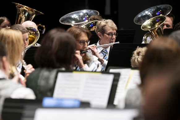 Die Musikantinnen und Musikanten der Stadtmusik Dietikon spielen unter der Leitung von Julia Wyser im Nebia beim Eidgenoessischen Musikfest, am Sonntag, 17. Mai 2026 in Biel/Bienne. (KEYSTONE/Anthony  ...