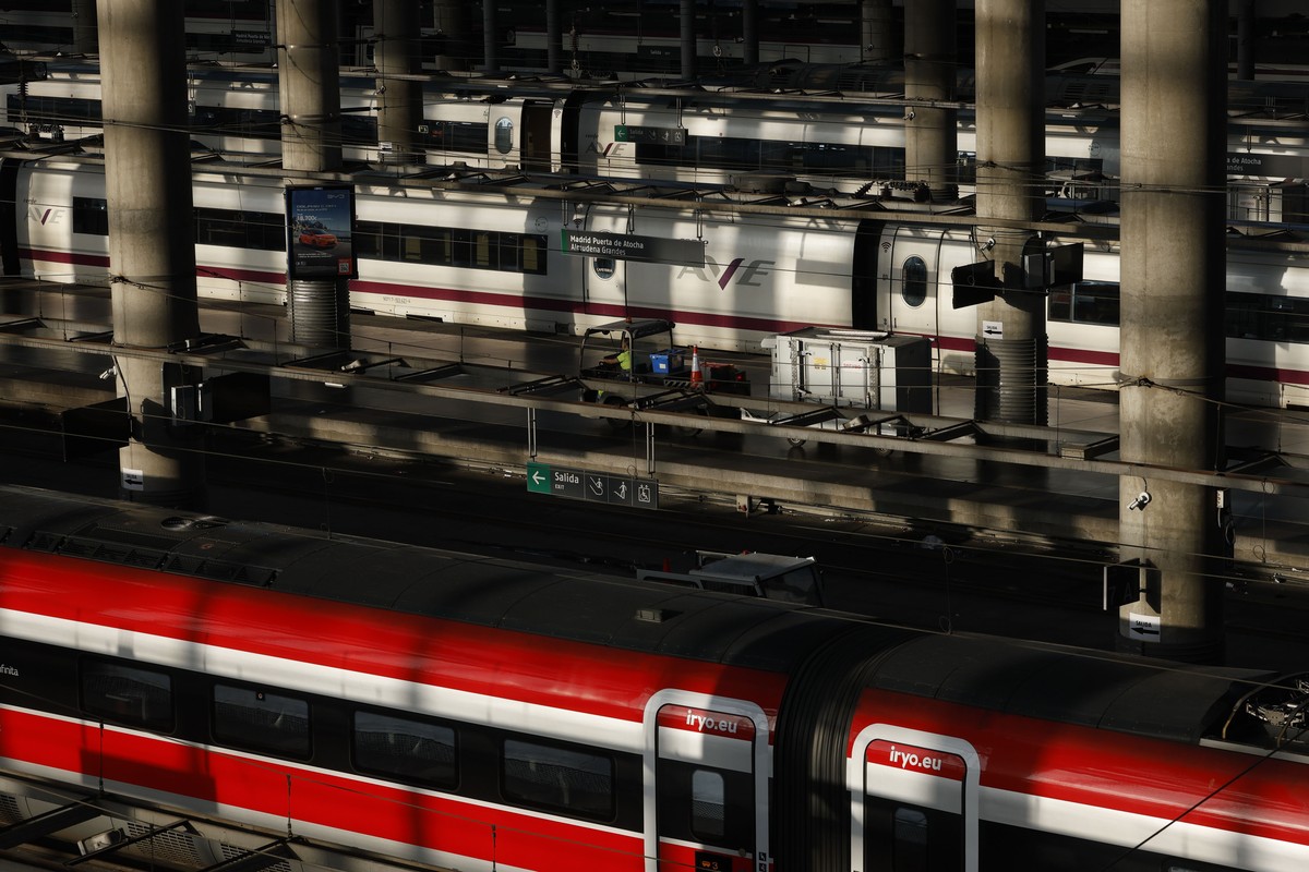 epa13071736 Several trains at Atocha Railway Station amid the first of a two-day strike called by the Sindicato Ferroviario trade union in Madrid, Spain, 29 June 2026. Some 320 trains, including high- ...