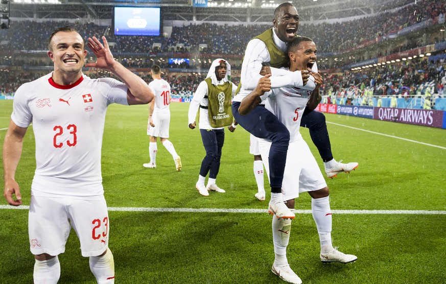 epa06832003 Swiss players (L-R) Xherdan Shaqiri, goalkeeper Yvon Mvogo, and Manuel Akanji celebrates after the FIFA World Cup 2018 group E preliminary round soccer match between Switzerland and Serbia ...