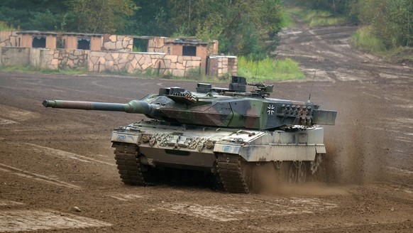 ARCHIVE - September 25, 2017, Lower Saxony, Munster: A Leopard 2A6 f