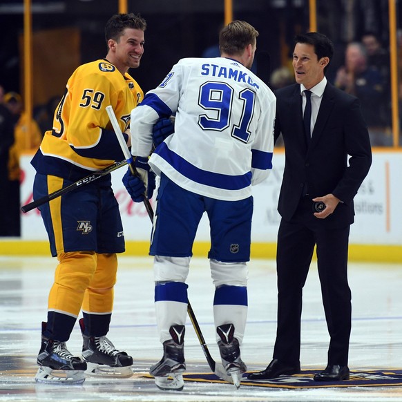 NHL, Eishockey Herren, USA Tampa Bay Lightning at Nashville Predators, Jan 23, 2018 Nashville, TN, USA Former Nashville Predators player Paul Kariya shakes hands with Predators defenseman Roman Josi 5 ...