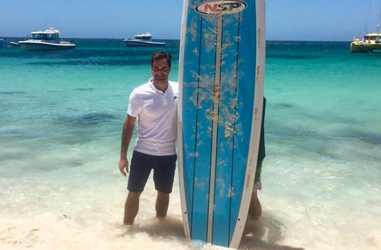 Hang loose! Roger Federer braucht beim Halten des Longboards versteckte Hilfe.