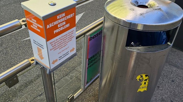 Mobile Aschenbecher in Couvert-Form sollen Raucher vom Littering abhalten.