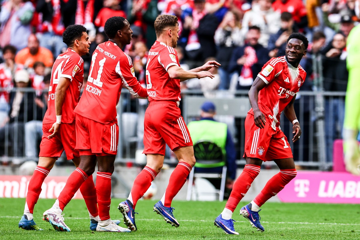 epa12900727 Alphonso Davies (R) of Munich celebrates after scoring the 3-1 goal during the German Bundesliga soccer match between FC Bayern Munich and VfB Stuttgart, in Munich, Germany, 19 April 2026. ...