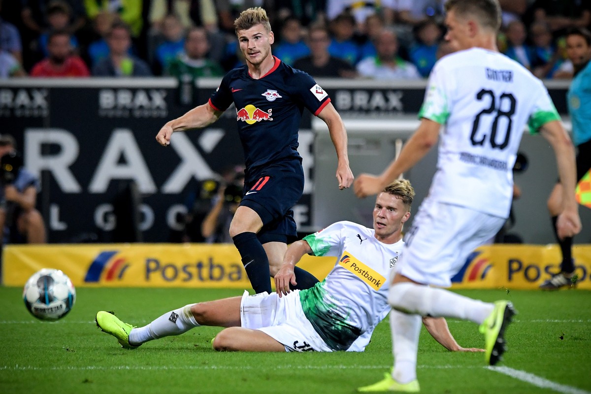 epa07805484 Leipzig's Timo Werner (L) in action against Moenchengladbach's Nico Elvedi (buttom-C) during the German Bundesliga soccer match between Borussia Moenchengladbach and RB Leipzig a ...